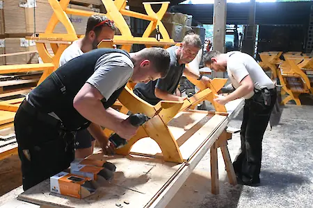 Feine Handwerksarbeit – neue Bänke für Dorfchemnitz (Quelle: Zwönitzer Anzeiger, 16. September 2025)