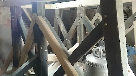 Bild in der Bildergallerie zu Kirche Niederwiera: Fachgerechte Restaurierung des Glockenstuhls