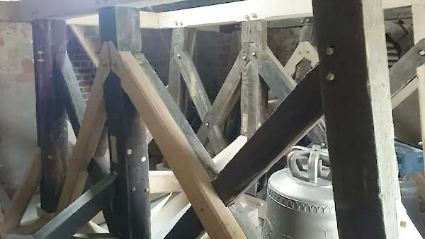 Bild in der Bildergallerie zu Kirche Niederwiera: Fachgerechte Restaurierung des Glockenstuhls