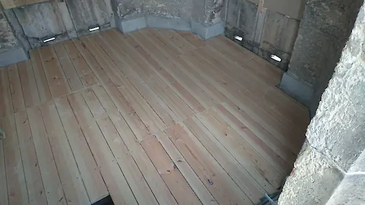 Bild in der Bildergallerie zu Glockenbodenrestaurierung der Kirche Niederhausen mit Fokus auf die Instandsetzung der tragenden Balken