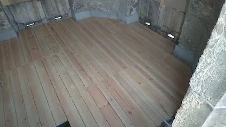 Bild in der Bildergallerie zu Glockenbodenrestaurierung der Kirche Niederhausen mit Fokus auf die Instandsetzung der tragenden Balken
