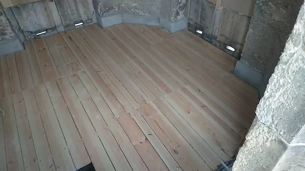 Bild in der Bildergallerie zu Glockenbodenrestaurierung der Kirche Niederhausen mit Fokus auf die Instandsetzung der tragenden Balken