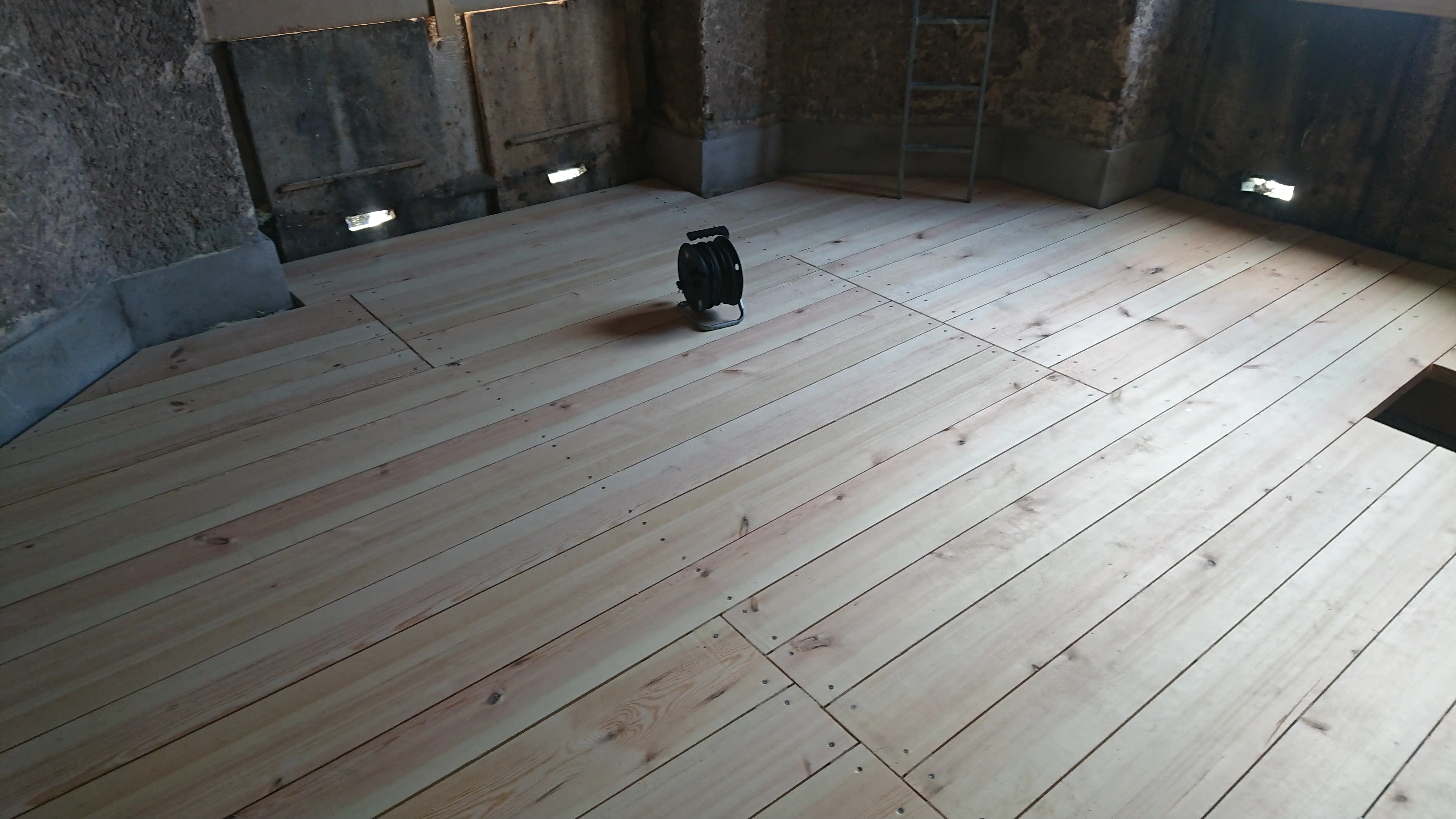 Bild in der Bildergallerie zu Glockenbodenrestaurierung der Kirche Niederhausen mit Fokus auf die Instandsetzung der tragenden Balken