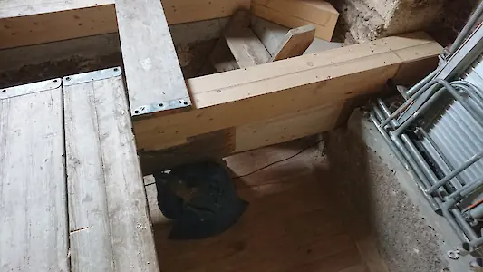 Bild in der Bildergallerie zu Glockenbodenrestaurierung der Kirche Niederhausen mit Fokus auf die Instandsetzung der tragenden Balken