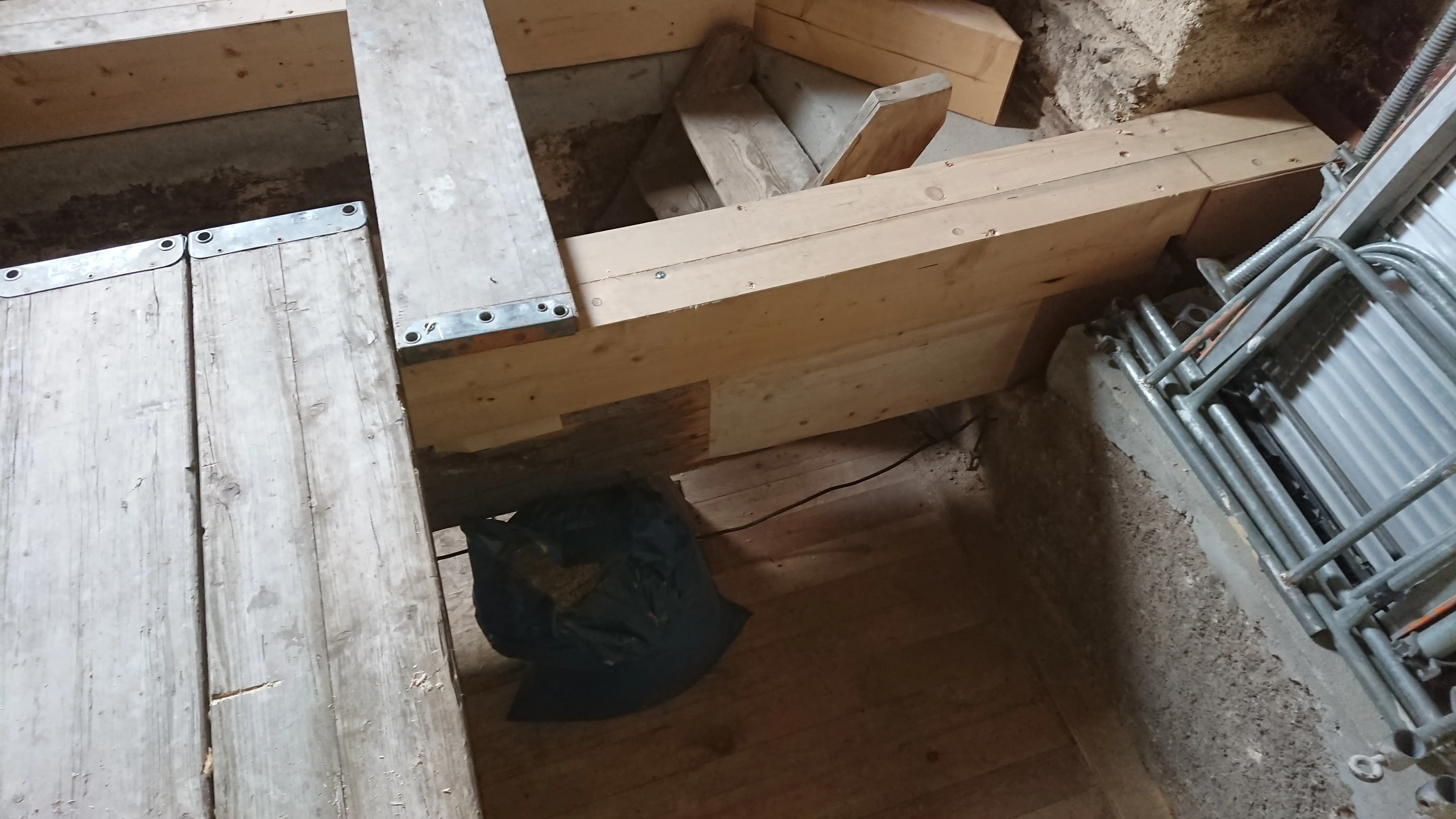 Bild in der Bildergallerie zu Glockenbodenrestaurierung der Kirche Niederhausen mit Fokus auf die Instandsetzung der tragenden Balken