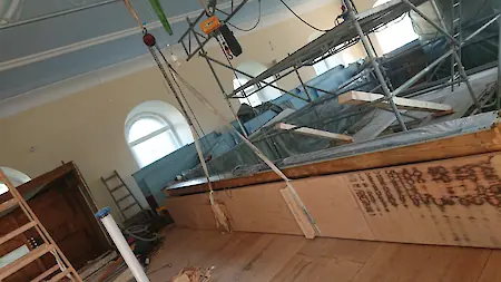 Bild in der Bildergallerie zu Sanierung einer stark abgenutzen Empore in der Kirche Mittelfrohna
