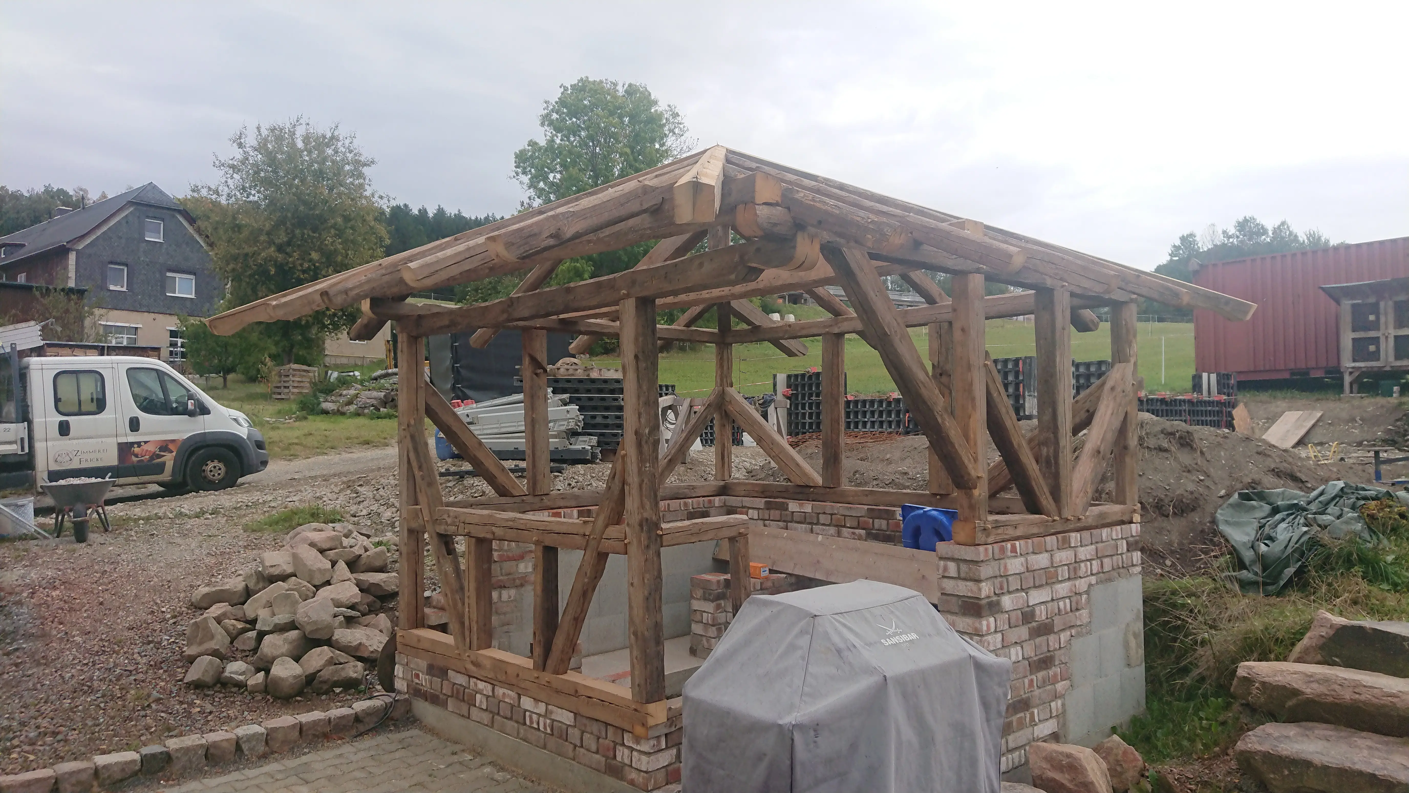 Bild in der Bildergallerie zu Fachwerkgrillhütte Neubau mit Altholz