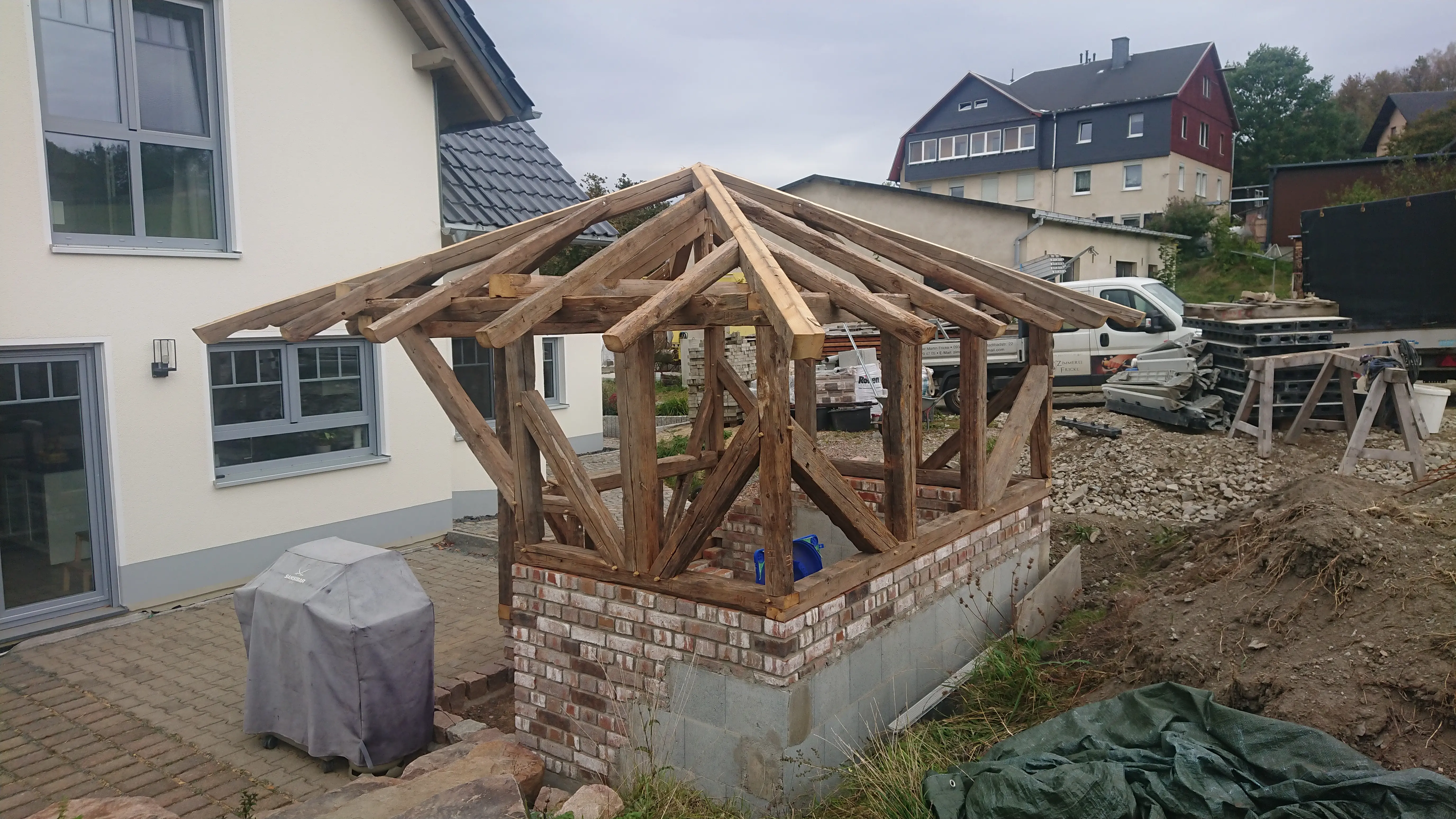 Bild in der Bildergallerie zu Fachwerkgrillhütte Neubau mit Altholz