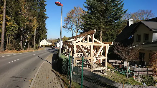 Bild in der Bildergallerie zu Fachwerkcarport Neubau in Fichte