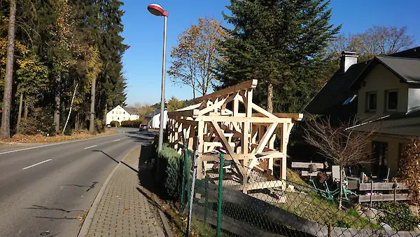 Bild in der Bildergallerie zu Fachwerkcarport Neubau in Fichte
