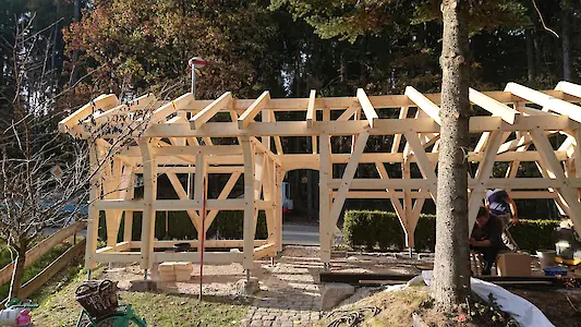 Bild in der Bildergallerie zu Fachwerkcarport Neubau in Fichte