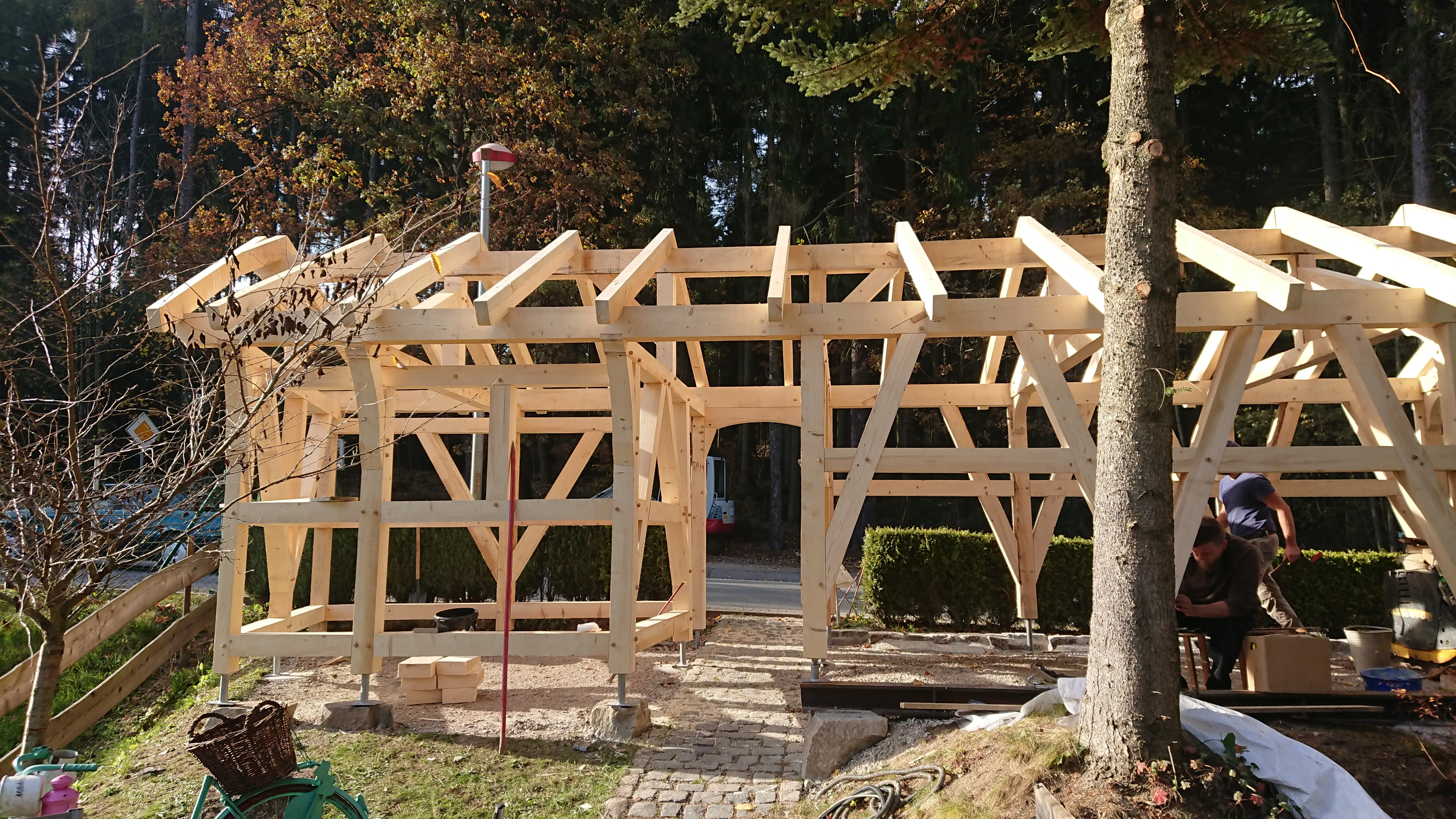 Bild in der Bildergallerie zu Fachwerkcarport Neubau in Fichte