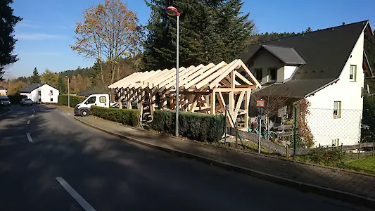 Bild in der Bildergallerie zu Fachwerkcarport Neubau in Fichte