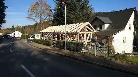Bild in der Bildergallerie zu Fachwerkcarport Neubau in Fichte