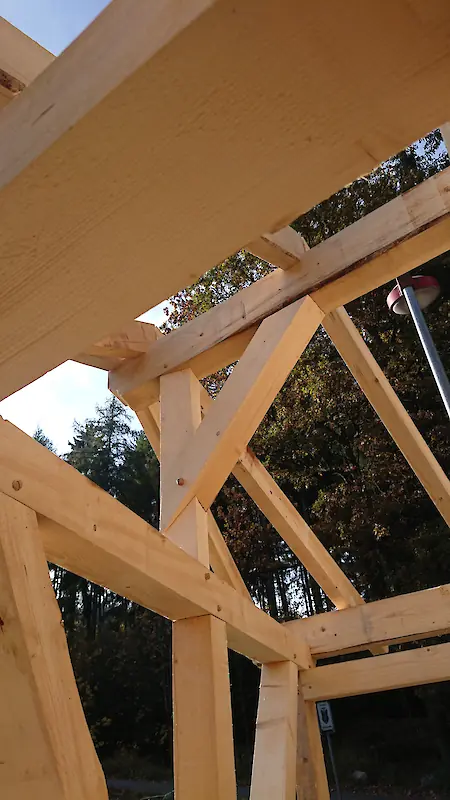 Bild in der Bildergallerie zu Fachwerkcarport Neubau in Fichte