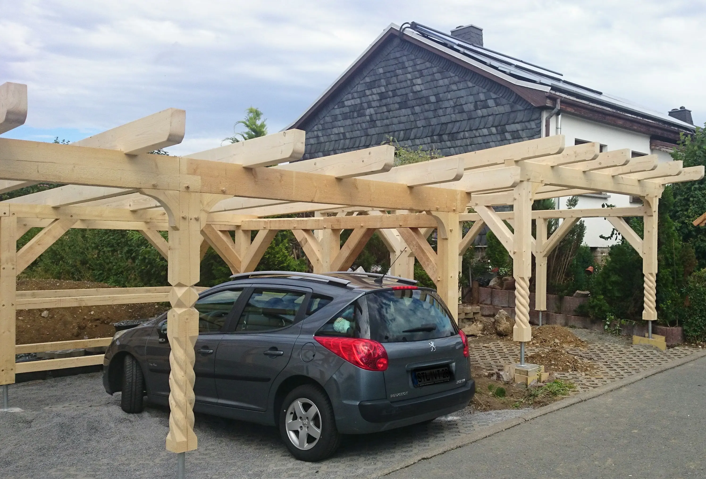 Bild in der Bildergallerie zu Fachwerkcarport mit Ziersäulen