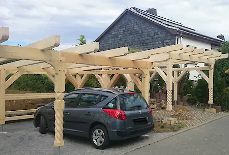 Bild in der Bildergallerie zu Fachwerkcarport mit Ziersäulen