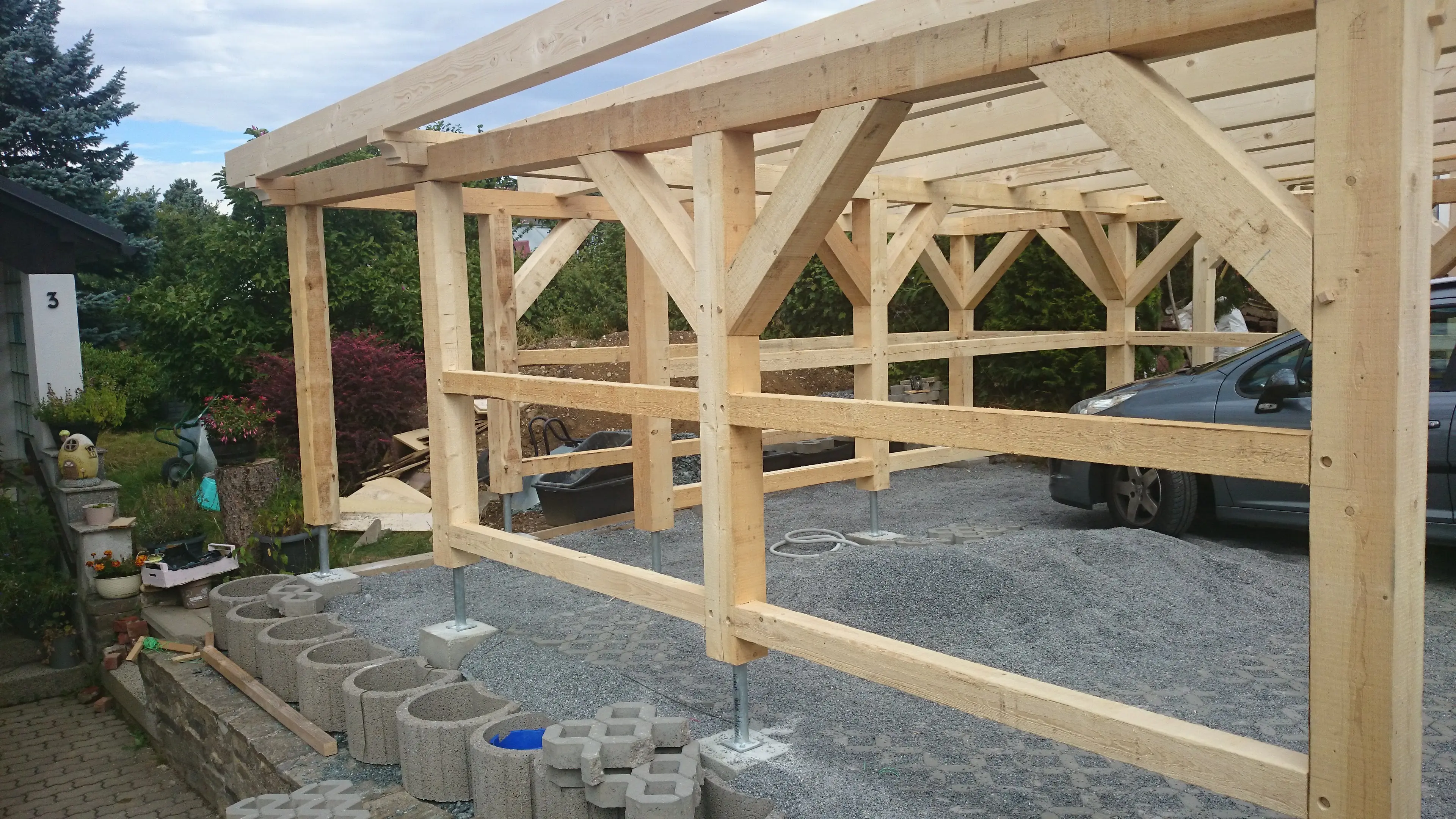 Bild in der Bildergallerie zu Fachwerkcarport mit Ziersäulen