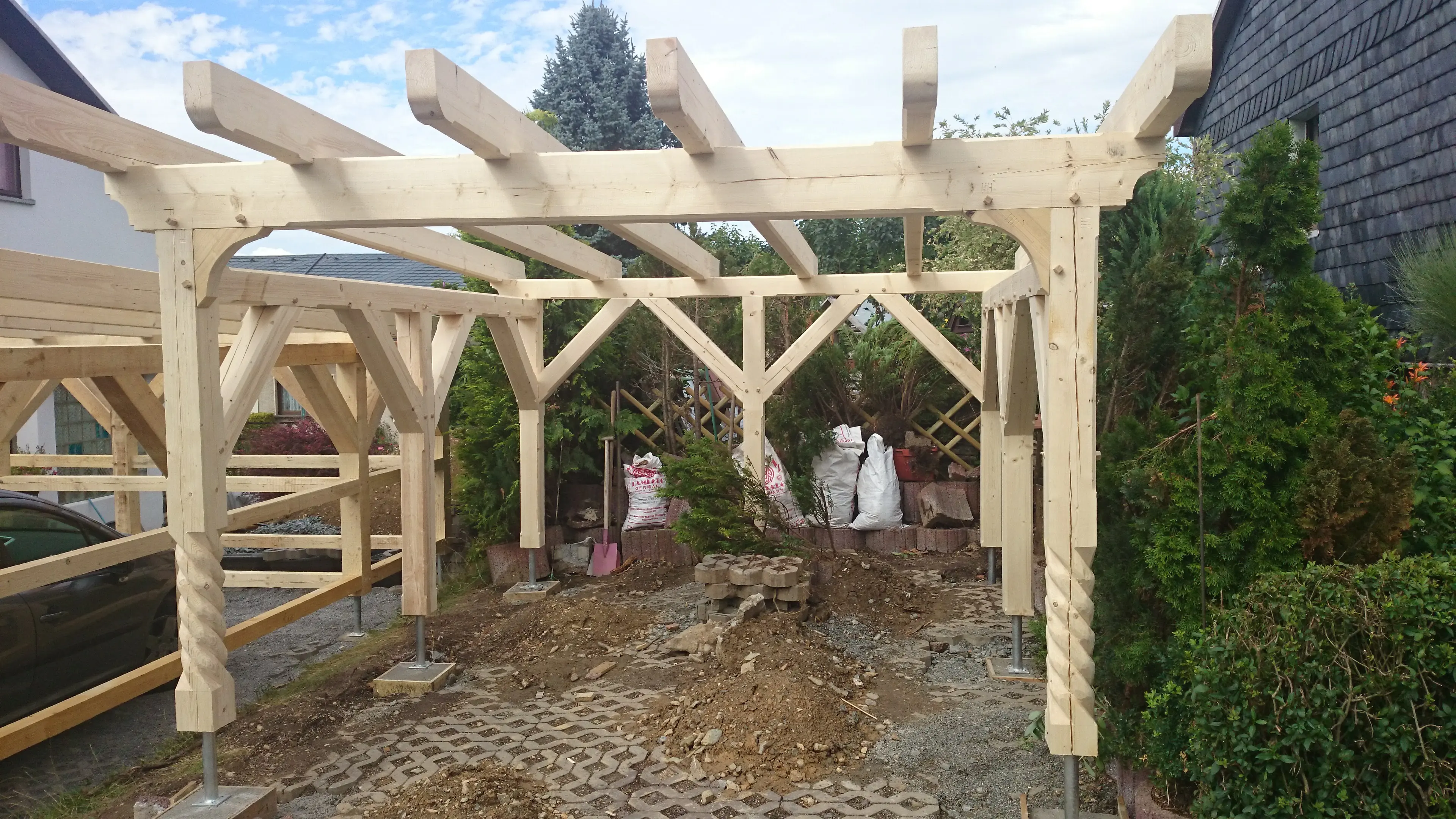 Bild in der Bildergallerie zu Fachwerkcarport mit Ziersäulen
