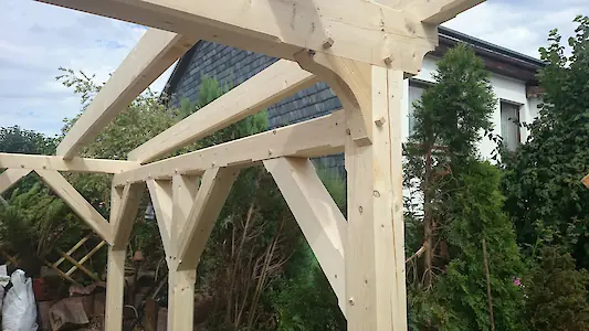 Bild in der Bildergallerie zu Fachwerkcarport mit Ziersäulen
