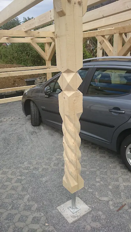 Bild in der Bildergallerie zu Fachwerkcarport mit Ziersäulen
