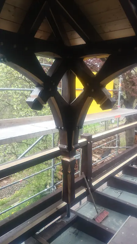 Bild in der Bildergallerie zu Balkon mit Zierbalken und Sonnenornament