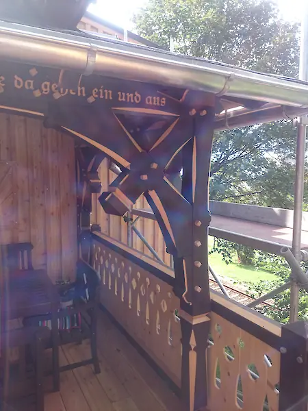 Bild in der Bildergallerie zu Balkon mit Zierbalken und Sonnenornament