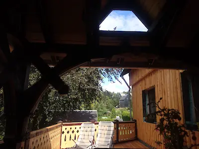 Bild in der Bildergallerie zu Balkon mit Zierbalken und Sonnenornament