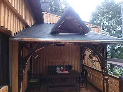 Bild in der Bildergallerie zu Balkon mit Zierbalken und Sonnenornament