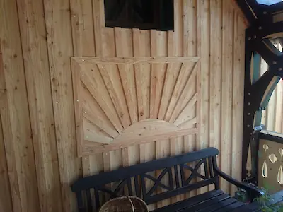 Bild in der Bildergallerie zu Balkon mit Zierbalken und Sonnenornament
